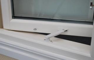 Vädringsbeslag fix 93, barnsäkert, monterat